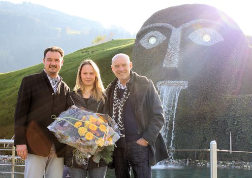 Neun Millionen Besucher in den Swarovski Kristallwelten in Wattens. Nils Peters (links) und Sophia Hippe aus Rügen/Deutschland machten diese runde Zahl voll. Gratuliert hat Andreas Braun, GF der Swarovski Kristallwelten (rechts).