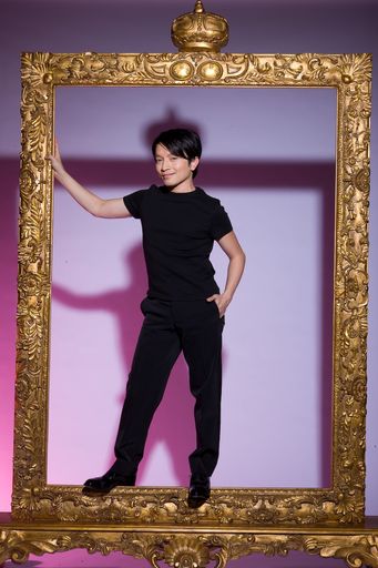  Am Freitag, dem 11. Dezember 2009, um 18.00 Uhr, wird der Designer Nhut La Hong erstmals Auszüge seiner aktuellen Haute-Couture-Collection, French Lace, vor einem ausgewählten Publikum 
in den schönsten Prunksälen Wiens, im Palais Ferstel präsentieren.