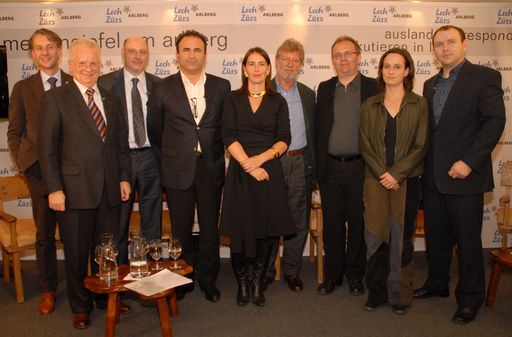 Vorschau Bild von Gastgeber Gerhard Walter (Lech-Zürs Tourismus) (ganz links) mit den Referenten (v.l.) Carl-Eduard Meyer (news aktuell), Andreas Pfeifer (ORF), Birol Kilic (neue Welt), Alexandra Föderl-Schmid und Oscar Bronner(Der Standard), Hermann Petz (Moser Holding), Erna Cuesta (ATV) sowie Peter Kropsch (APA).
