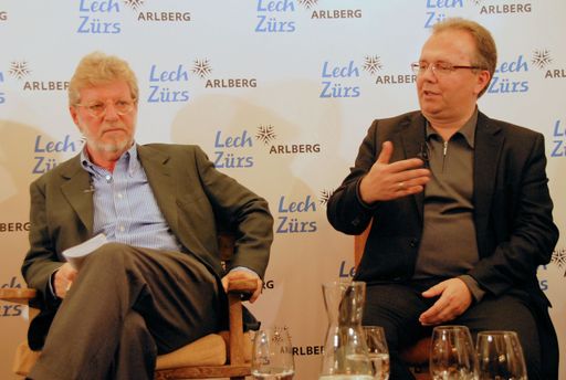 Vorschau Bild von Standard-Herausgeber Oscar Bronner (links) warnte, dass bisherige Qualitätsmodelle in Zukunft möglicherweise nicht mehr finanzierbar wären. Hermann Petz (rechts), Vorstandsvorsitzender der Moser Holding, bekannte sich zum Qualitätsjournalismus, um den Menschen Orientierung in einer zunehmend komplizierteren Welt anzubieten.