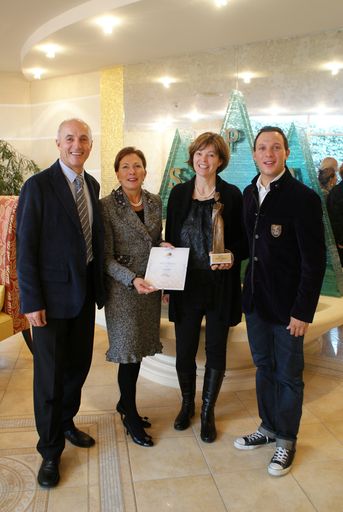  Höchste Qualität zeichnet den Best Performer aus. Diese hohe Auszeichnung der Best Wellness Hotels Austria holte sich 2009 das Sporthotel Stock in Finkenberg. Personen v.l.n.r.:Josef und Barbara Stock, Michaela Thaler, Daniel Stock.