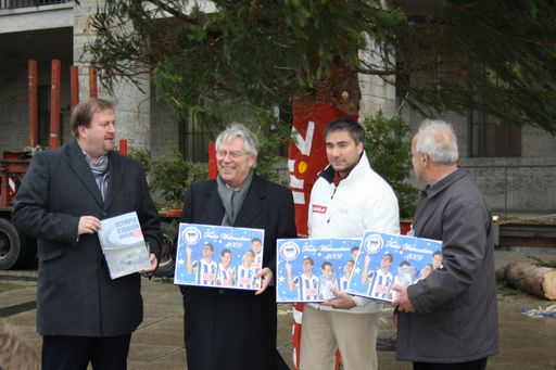  Die 22m hohe Fichte aus dem Zillertal wurde der Hertha BSC und dem Olympiastadion übergeben und steht bis 6. Jänner 2010 vor dem Olympiastadion in Berlin.
von links nach rechts: Ingo Schiller, Geschäftsführer Hertha BSC GmbH; Peter von Löbbecke, Geschäftsführer Olympiastadion Berlin GmbH; Gernot Paesold, Geschäftsführer Zillertal Tourismus GmbH; Hermann Fiegl, Aufsichtsrat der Zillertal Tourismus GmbH