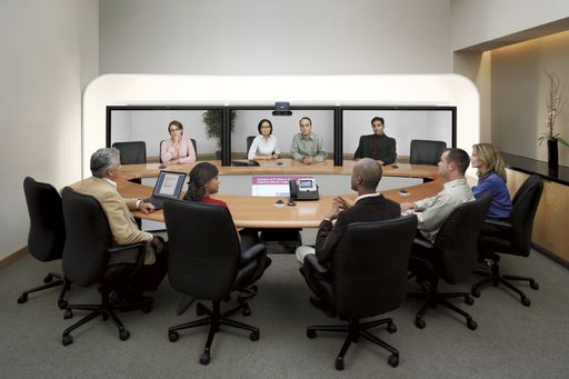  TelePresence-System ist ein virtuelles Konferenzsystem mit
hochauflösender Videodarstellung in Lebensgröße und natürlichem Raumklang. So haben die Teilnehmer das Gefühl, als säßen sie ihren Kollegen gegenüber. Körperhaltung und Mimiken, alle Elemente der nonverbalen Kommunikation werden über ein sicheres Netzwerk in Echtzeit übertragen - ein essentieller Faktor, wenn es darum geht, kritische Vereinbarungen in kürzester Zeit zu treffen.