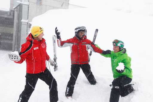 Vorschau Bild von Schneeballschlacht im frischen Pulverschnee am Mölltaler Gletscher: vrnl.: Fritz Strobl, Ramesh Nair und Skilehrerin