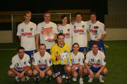Vorschau Bild von Das Team RE/MAX konnte aufgrund der spielerischen Teamfähigkeit und einer ausgezeichneten Kondition am Ende eines langen und harten Turniertages den Platz als Gesamtsieger mit Titel und Hauptpreis verlassen.