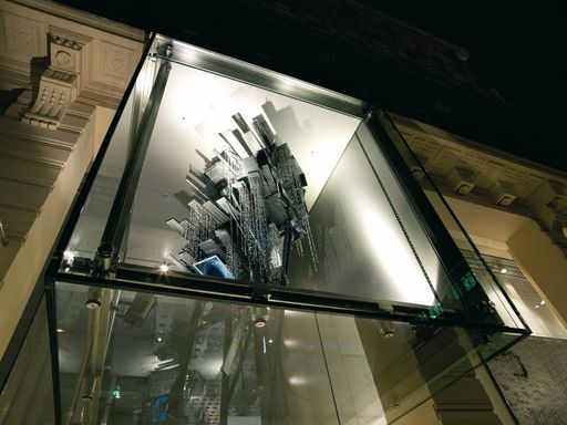  Der belgische Künstler Arne Quinze gestaltete für Swarovski Wien - die neue Verschmelzung von Staunen und Kaufen - fünf multimediale Installationen. Im Bild eine der vier "Japanese Stilthouses", die markant aus der Fassade in der Kärtner Straße herausbrechen.