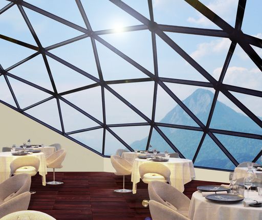 Das legendäre Kufsteiner Altstadthotel und Weinhaus "Auracher Löchl" gibt mit großflächigen Glaskuppeln den pittoresken Blick auf die Natur-Skyline der "Perle Tirols" frei.