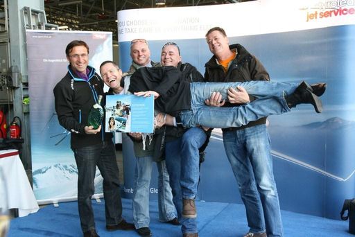  Tirol Werber Josef Margreiter (links) begrüßte die Hamburger Ski- und Snowboardfans rund um Stefan Somann (2.v.l.)..