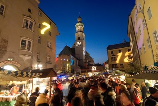  Die Adventbeleuchtung, ein Mix aus Sternen und Symbolen, taucht die Stadt Hall in Tirol in ein Licht der Vorfreude.