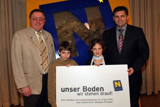 Im Rahmen des NÖ-Weltbodenfestes übergibt LAbg. Franz Rennhofer (rechts im Bild) in Vertretung von Umweltlandesrat Dr. Stephan Pernkopf seinem Bürgermeisterkollegen Michael Singraber (links) das "Bodenzeichen"