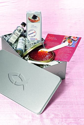"Edler Genuss": Ein edles Geschenkset rund um die Delikatesse Kaviar in einer hochwertigen Geschenkdose bestehend aus Keta-Kaviar, Dose 125 g, Caviar Wodka, 2 x 0,04 l, einer Blini-Teigmischung, 100 g, 2 Kaviarlöffel aus Perlmutt und einem hochwertigen Brevier mit interessanten Informationen über Kaviar (zum Preis von 29,95 Euro).