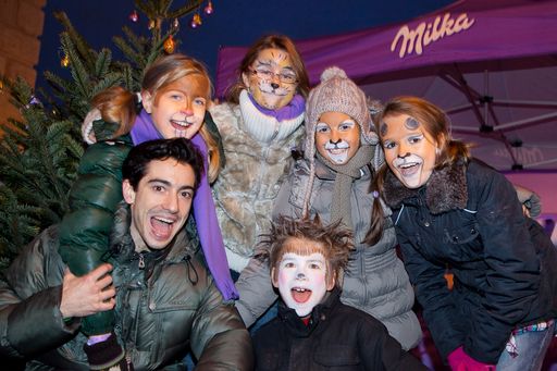  http://pressefotos.at/m.php?g=1&u=66&dir=200912&e=20091204_a&a=event
Eine Nikolo Überraschung der besonderen Art bringt Milka derzeit zum Wiener Burgtheater: Von 4. bis 5. Dezember macht hier der Milka Weihnachtstruck, inklusive Nikolo, Station.