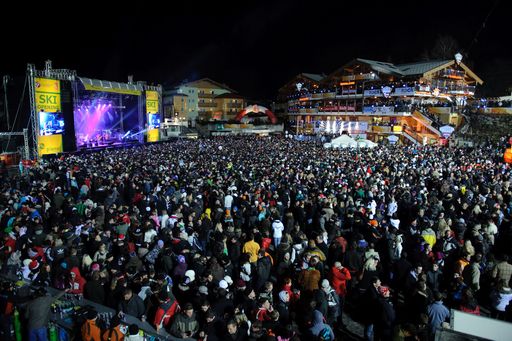 Vorschau Bild von http://pressefotos.at/m.php?g=1&u=55&dir=200912&e=20091205_p&a=event
Die mehr als 13.000 begeisterten Guetta Fans im ausverkauften Planai-Stadion