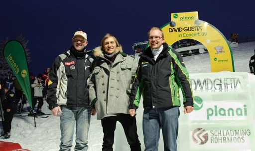 http://pressefotos.at/m.php?g=1&u=55&dir=200912&e=20091205_p&a=event
Im Bild v.l.n.r. Schladmings Bürgermeister Jürgen Winter, DJ-Star David Guetta - in einen echten Schladminger Rock gehüllt -, Planai-Boss Ernst Trummer kurz vor dem Konzert bei der Presse-konferenz auf 1.800 m Seehöhe.