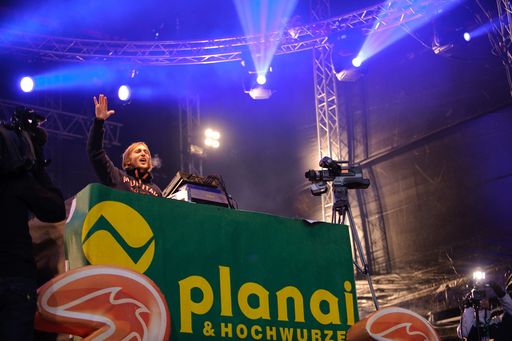 Vorschau Bild von http://pressefotos.at/m.php?g=1&u=55&dir=200912&e=20091205_p&a=event
David Guetta live on stage beim Schladming Skiopneing 2009