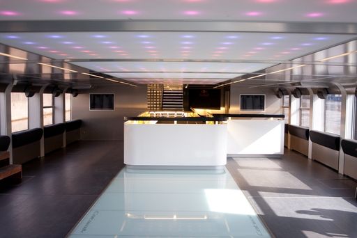 Vorschau Bild von Die "CATWALK by Porsche Design" ist ein einzigartiges Event-Projekt, das es in dieser Form in Wien noch nicht gegeben hat. Es handelt sich dabei um eine High-Class-Eventlocation  - als fahrendes Schiff!