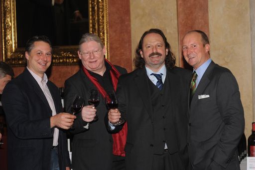 Vorschau Bild von Bereits zum dritten Mal versammelten Helmut O. Knall, international tätiger und bekannter Weinjournalist, und Walter Tucek, leitender Redakteur des Ressorts Wein der ÖGZ (Österreichische Gastronomie- & Hotelzeitung), eine internationale Jury, um Österreichs Roten auf den Zahn zu fühlen.
