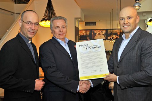 BILLA übergibt die Petition für den Schutz des 8. Dezembers an Bundesminister Rudolf Hundstorfer