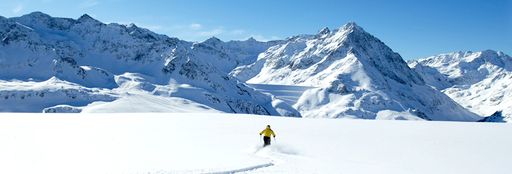 Das Kühtai zeigt sich wie in den vergangenen Jahren gewohnt Schneesicher und fiebert nach wiederholten Schneefällen während der letzten Tage der neuen Wintersaison entgegen. Diese startet mit Promis wie RTL Moderator und Sänger Ross Antony, Martina Maurer, Ralf Jakumeit, DSDS-Finalist Mike Leon Gosch sowie Christina "Mausi" Lugner im Rahmen der 3. Biertisch-Bob-WM zwischen 11.-13.12.2009.
