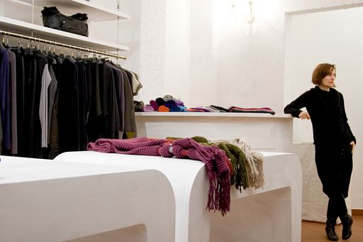 Vorschau Bild von Zwei Jahre nach dem Geschäft in der Neubaugasse 34 hat Gerhild Amerer eine Boutique im ersten Bezirk übernommen und unter dem Titel "pre opening" nach nur 2 tägiger Umgestaltung eröffnet.