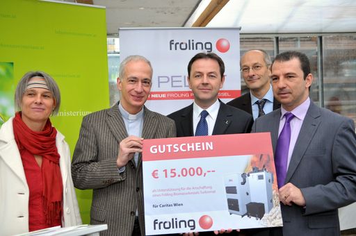  Umweltminister überreicht der Caritas Wien einen Gutschein für eine Pelletsheizung der Firma Fröling im Wert von 15.000 Euro