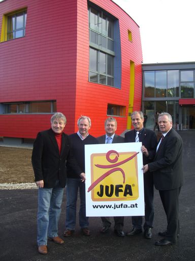 Lokalaugenschein in Bleiburg, v.l.n.r. Stefan Visotschnig, Bürgermeister der Stadtgemeinde Bleiburg, Landeshauptmann Gerhard Dörfler, Gerhard Wendl, Vorstand der JUFA Gästehäuser, Landesrat Dr. Josef Martinz und LHStv. Ing. Reinhart Rohr überzeugen sich vom Energieerlebnis.