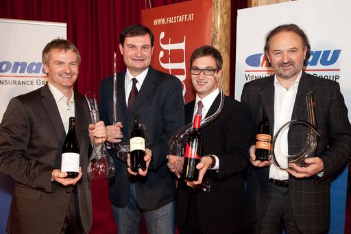 http://pressefotos.at/m.php?g=1&u=66&dir=200912&e=20091209_b&a=event
Donau Versicherung Falstaff-Rotweingala 2009.