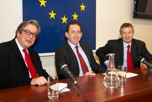 http://pressefotos.at/m.php?g=1&u=43&dir=200912&e=20091210_j&a=event
Lacina und Bartenstein entwerfen europäische Strategien für eine 
nachhaltige Wirtschafts- und Sozialpolitikpolitik
