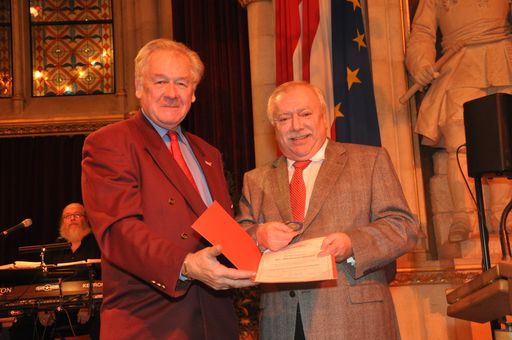 Für sein Engagement im sozialen Bereich zeichnete der Vorsitzende der Volkshilfe Wien, Johann Hatzl, Wiens Bürgermeister Michael Häupl mit der "Franziska-Fast-Ehrenmedaille" aus.