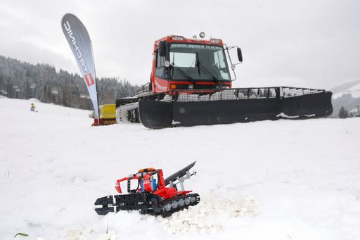 Ungewöhnliche Unterstützung bekam am letzten Wochenende die Pistenraupe an der Mittelstation der snow space Flachau im Salzburger Land. Mit Schneefräse und einem in zwei Richtungen gleichzeitig beweglichen Schild stand der "kleine Bruder" von LEGO(R) Technic seinem großen echten Vorbild in nichts nach - eben Technic...wie in Wirklichkeit.
