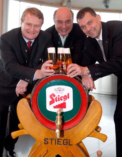 Die Stiegl-Million ist geschafft! Zum ersten Mal in der Geschichte der Stieglbrauerei zu Salzburg wurde die Million-Hektoliter-Grenze überschritten. Freuen sich über den Erfolg (v.l.n.r.:) Stiegl-Inhaber Dr. Heinrich Dieter Kiener, Stiegl-Braumeister DI Ernst Schreiner und Stiegl-Geschäftsführer Dkfm. Robert Schraml.