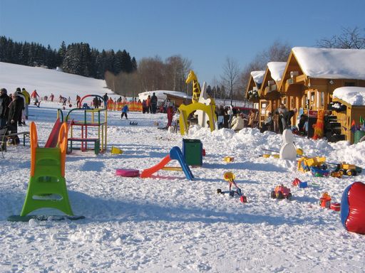 Vorschau Bild von Die größte Skischule Niederösterreichs im Skigebiet St. Corona bietet ein.vielfältiges und hochwertiges Kursangebot. Dank idealer Pistenverhältnisse in Sunny Schi St. Corona und der günstigen Lage der Weihnachtsfeiertage beginnen einige Skikurse ebenfalls bereits am Samstag, den 19. Dezember 2009. Im Kinderskiland gibt für die kleinen Gäste einiges auszuprobieren und zu entdecken.