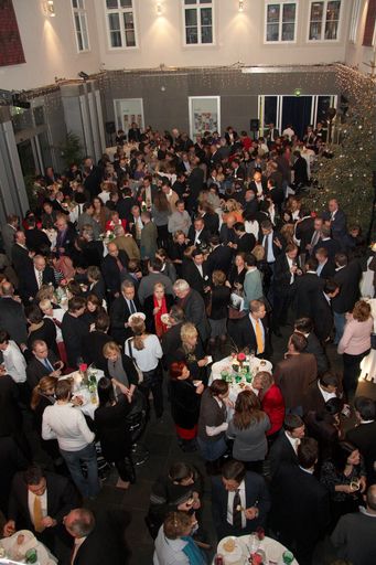 Vorschau Bild von Bei der Weihnachtsfeier der E-Business-Community traf sich gestern, Mittwochabend, die Medien- und IT-Branche im festlichen Innenhof des Hauses der Musik in Wien.