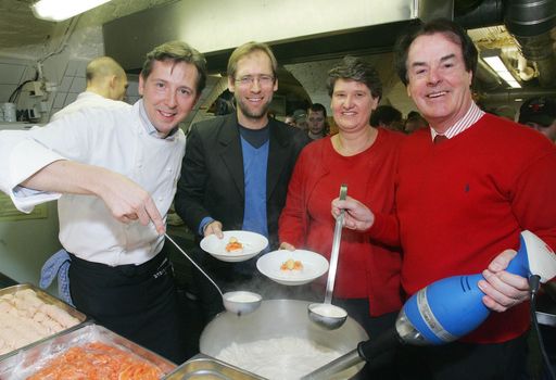  http://pressefotos.at/m.php?g=1&u=68&dir=200912&e=20091217_s&a=event
Im Rahmen der großen Weihnachts-Aktion unterstützten Saubermacher CEO KR Hans Roth und 4-Haubenkoch Heinz Reitbauer, Steirereck Wien, Menschen die gesellschaftlich an den Rand gedrängt wurden und verwöhnten sie im Caritas Betreuungszentrum - die Gruft
mit einem besonderen Mittagessen.