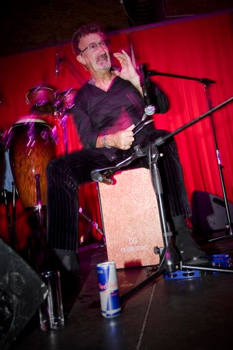 Eddie Jordan wird im Rahmen der "Stanglwirt-Weißwurstparty" am Freitag, 22. Jänner 2010, die Drums bearbeiten und mit seiner Band für eine heiße Rock-Session am Wilden Kaiser sorgen.