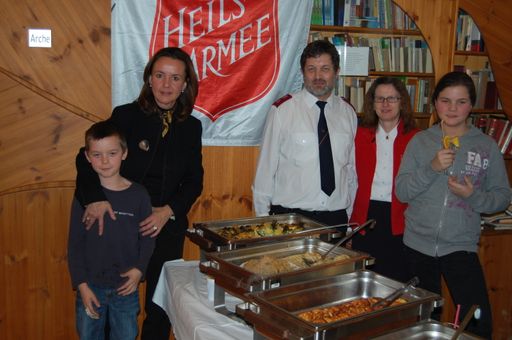 v.l.n.r.: Barbara Premrov-Schimanko, Eigentümerin des Restaurant Martinjak, mit Kindern, Hans-Marcel Leber, Geschäftsführer der Heilsarmee Österreich und Rita Leber, Heimleiterin des SalztorZentrums bei der Essensausgabe.