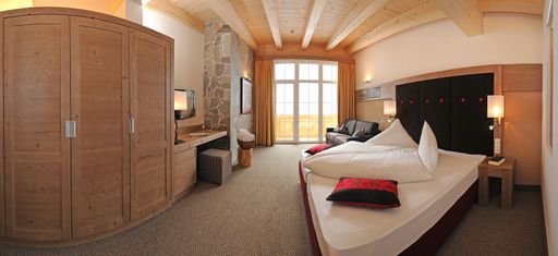Traditionelle Architektur und Naturmaterialien wie Fichtenholz bestimmen die neuen Zimmer