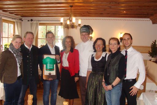 Vorschau Bild von v.l.n.r.: Tochter des Hauses Julia Schmuck, Seniorchef Rupert Schmuck, Juniorchef Christoph Schmuck, Sabine Hollomey /Styria Vitalis, Küchenchef Wolfgang Oberschachner, Seniorchef Rosmarie Schmuck, Restaurantleitung Margrit Wieser, Barchef Kevin Frischer.