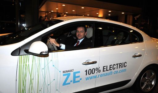 Umweltminister Berlakovich testet Renault Elektroauto.
