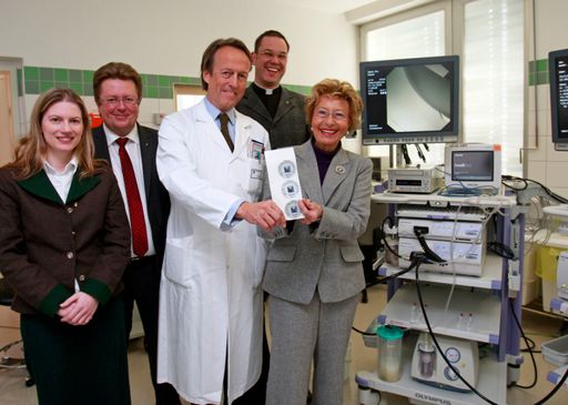  v.l.n.r.: Stellvertretende Verwaltungsdirektorin Ulrike Pirolt, Geschäftsführer und Verwaltungsdirektor Wolfgang Müller MAS, Ärztlicher Leiter und Primarius Dr. Felix Waidmann, Generalökonom P. MMag. Frank Bayard O.T., DDr. Doris Lakomy mit dem Aufkleber der Horten-Stifung, der gleich am Endosonographie-Gerät angebracht wird.