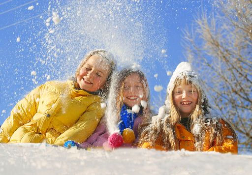 Die drei Schneezwerge freuen sich wie "Könige" über den Winter.