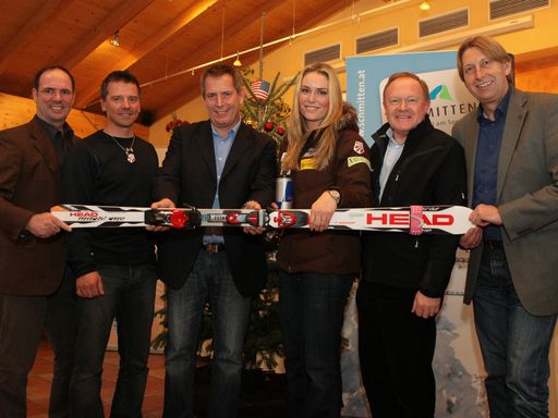  Top-Athletin Lindsey Vonn gemeinsam mit den Verantwortlichen der Region und der U.S. Ski and Snowboard Association