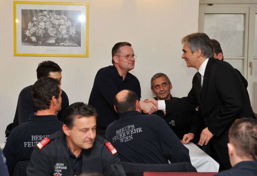 Am Christtag, Freitag, den 25. Dezember2009 besuchte Bundeskanzler Werner Faymann die Zentralwache der Wiener Feuerwehr am Hof um den symbolischen Dank und Anerkennung f Dienst an der Allgemeinheit zu Weihnachten zum Ausdruck zu bringen. FOTO: HOPI-MEDIA / BERNHARD J. HOLZNER