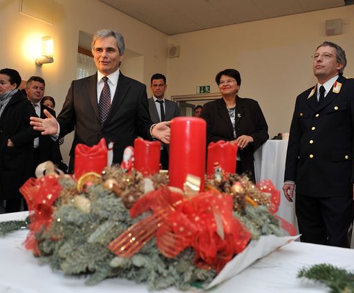Vorschau Bild von Am Christtag, Freitag, den 25. Dezember2009 besuchte Bundeskanzler Werner Faymann die Zentralwache der Wiener Feuerwehr am Hof um den symbolischen Dank und Anerkennung f Dienst an der Allgemeinheit zu Weihnachten zum Ausdruck zu bringen. FOTO: HOPI-MEDIA / BERNHARD J. HOLZNER