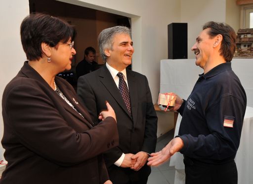 Vorschau Bild von Am Christtag, Freitag, den 25. Dezember2009 besuchte Bundeskanzler Werner Faymann die Zentralwache der Wiener Feuerwehr am Hof um den symbolischen Dank und Anerkennung f Dienst an der Allgemeinheit zu Weihnachten zum Ausdruck zu bringen. Im Bild icht BK Faymann (M) dem Personalvertreter Hans Pfaffelmayer (R) eine von 100 Torten als Weihnachtsgeschenk an die diensthabenden Feuerwehrleute. Links Wiens Vizebeisterin Renate Brauner. FOTO: HOPI-MEDIA / BERNHARD J. HOLZNER