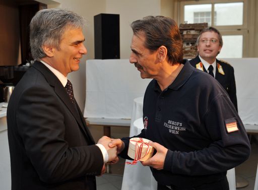 Vorschau Bild von Am Christtag, Freitag, den 25. Dezember2009 besuchte Bundeskanzler Werner Faymann die Zentralwache der Wiener Feuerwehr am Hof um den symbolischen Dank und Anerkennung f Dienst an der Allgemeinheit zu Weihnachten zum Ausdruck zu bringen. Im Bild icht BK Faymann (L) dem Personalvertreter Hans Pfaffelmayer (R) eine von 100 Torten als Weihnachtsgeschenk an die diensthabenden Feuerwehrleute. FOTO: HOPI-MEDIA / BERNHARD J. HOLZNER