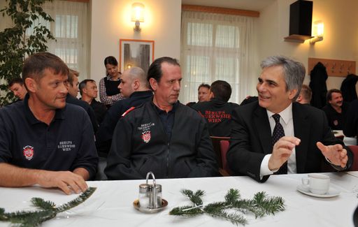 Vorschau Bild von Am Christtag, Freitag, den 25. Dezember2009 besuchte Bundeskanzler Werner Faymann die Zentralwache der Wiener Feuerwehr am Hof um den symbolischen Dank und Anerkennung f Dienst an der Allgemeinheit zu Weihnachten zum Ausdruck zu bringen. FOTO: HOPI-MEDIA / BERNHARD J. HOLZNER