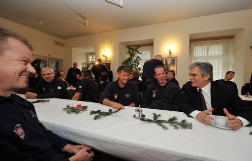 Vorschau Bild von Am Christtag, Freitag, den 25. Dezember2009 besuchte Bundeskanzler Werner Faymann die Zentralwache der Wiener Feuerwehr am Hof um den symbolischen Dank und Anerkennung f Dienst an der Allgemeinheit zu Weihnachten zum Ausdruck zu bringen. FOTO: HOPI-MEDIA / BERNHARD J. HOLZNER