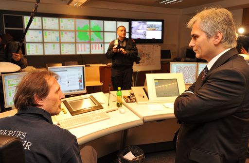 Vorschau Bild von Am Christtag, Freitag, den 25. Dezember2009 besuchte Bundeskanzler Werner Faymann die Zentralwache der Wiener Feuerwehr am Hof um den symbolischen Dank und Anerkennung f Dienst an der Allgemeinheit zu Weihnachten zum Ausdruck zu bringen. Im Bild BK Faymann in der Leitstelle. FOTO: HOPI-MEDIA / BERNHARD J. HOLZNER