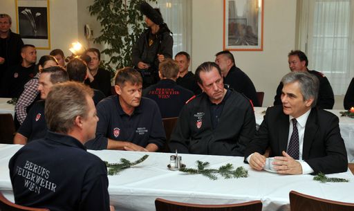 Vorschau Bild von Am Christtag, Freitag, den 25. Dezember2009 besuchte Bundeskanzler Werner Faymann die Zentralwache der Wiener Feuerwehr am Hof um den symbolischen Dank und Anerkennung f Dienst an der Allgemeinheit zu Weihnachten zum Ausdruck zu bringen. FOTO: HOPI-MEDIA / BERNHARD J. HOLZNER